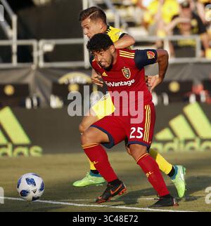 30 juin 2018 - Columbus, OH, États-Unis - Danilo Acosta (25), milieu de terrain Real Salt Lake, se bat pour le ballon avec Pedro Santos, attaquant du SC Columbus Crew, en première mi-temps au MAPFRE Stadium de Columbus, Ohio, le samedi 30 juin 2018. (Crédit image : © Kyle Robertson/TNS via ZUMA Wire) Banque D'Images