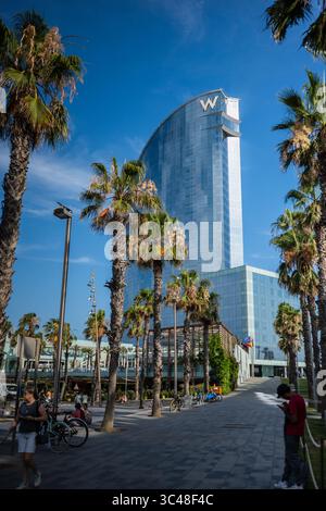 Promenade de la plage de Barceloneta avec l'Hôtel W en arrière-plan, Barcelone, Espagne Banque D'Images