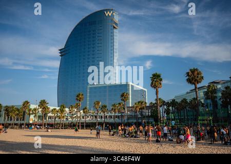 Promenade de la plage de Barceloneta avec l'Hôtel W en arrière-plan, Barcelone, Espagne Banque D'Images