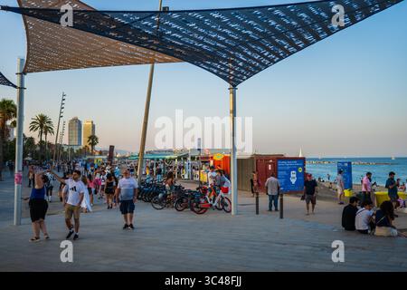 Zone ombragée avec auvents sur la plage de Barceloneta au coucher du soleil, Barcelone, Espagne Banque D'Images