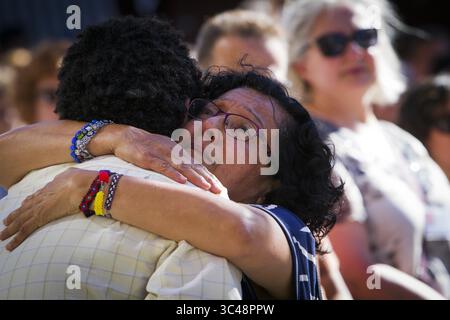 Juillet 2, 2018 - Boise, ID, USA - Lila Cabrera, qui enseigne l'anglais aux réfugiés, embrasse Kibrom Milash, après ses commentaires à une foule d'environ un millier de personnes que nous avons perdu une fille. Kibrom a fait référence à une fillette réfugiée de 3 ans qui est décédée lundi après avoir été poignardée à sa propre fête d'anniversaire samedi soir avec huit autres personnes. Les résidents de Boise se sont rassemblés pour une veillée à l’hôtel de ville le lundi 2 juillet 2018 au nom de neuf victimes de coups de couteau et de la communauté des réfugiés dans son ensemble. (Crédit image : © Darin Oswald/TNS via ZUMA Wire) Banque D'Images