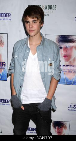 NEW YORK - NOVEMBRE 26 : Justin Bieber fait la promotion de son nouveau livre 'First Step 2 Forever' chez Barnes & Noble, 5th Avenue le 26 novembre 2010 à New York. .People : Justin Bieber. (Crédit image : © SMG via ZUMA Wire) Banque D'Images