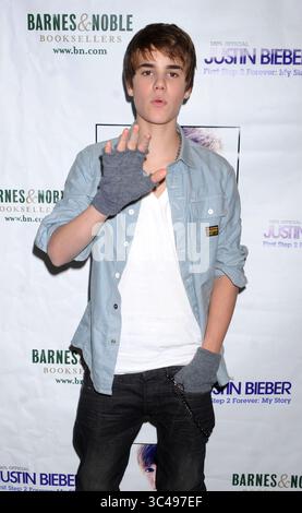 NEW YORK - NOVEMBRE 26 : Justin Bieber fait la promotion de son nouveau livre 'First Step 2 Forever' chez Barnes & Noble, 5th Avenue le 26 novembre 2010 à New York. .People : Justin Bieber. (Crédit image : © SMG via ZUMA Wire) Banque D'Images
