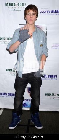 NEW YORK - NOVEMBRE 26 : Justin Bieber fait la promotion de son nouveau livre 'First Step 2 Forever' chez Barnes & Noble, 5th Avenue le 26 novembre 2010 à New York. .People : Justin Bieber. (Crédit image : © SMG via ZUMA Wire) Banque D'Images