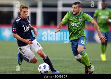 7 juillet 2018 ; Foxborough, ma, États-Unis; le milieu de terrain Victor Rodriguez (8 ans) des Seattle Sounders FC et Scott Caldwell (6 ans) de la New England Revolution en action lors d'un match en MLS entre le Seattle Sounders FC et la New England Revolution au Gillette Stadium. Le match s'est terminé par un tirage au sort de 0-0. Anthony Nesmith/CSM(image de crédit : &copy ; Anthony Nesmith/CSM via ZUMA Wire) Banque D'Images
