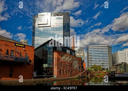 De grands bâtiments brillent sous le soleil d'été comme le métier à tisser au-dessus de l'historique Gas Street Basin dans le centre-ville de Birmingham, en Angleterre. Banque D'Images