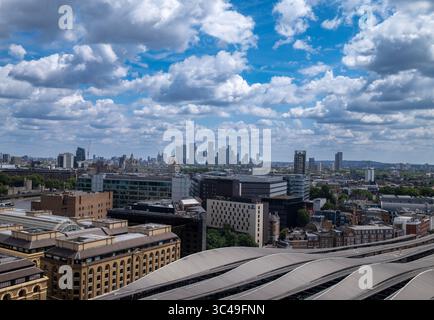 Horizon londonien avec canary Wharf Banque D'Images