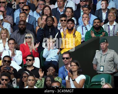 LONDRES, ANGLETERRE - 10 JUILLET : le rappeur Drake assiste et encourage Serena Williams jour huit des Championnats de tennis de Wimbledon au All England Lawn Tennis and Croquet Club le 10 juillet 2018 à Londres, Angleterre. ..People : Drake (crédit image : © SMG via ZUMA Wire) Banque D'Images
