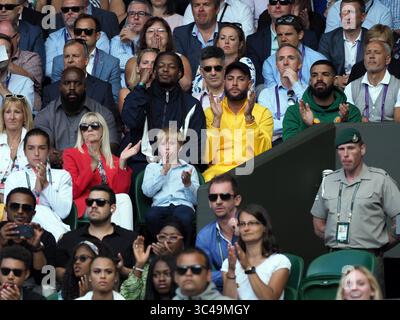 LONDRES, ANGLETERRE - 10 JUILLET : le rappeur Drake assiste et encourage Serena Williams jour huit des Championnats de tennis de Wimbledon au All England Lawn Tennis and Croquet Club le 10 juillet 2018 à Londres, Angleterre. ..People : Drake (crédit image : © SMG via ZUMA Wire) Banque D'Images