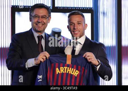 12 juillet 2018 - Barcelone, Catalogne, Espagne - 12 juillet 2018 - Camp Nou, Barcelone, Espagne -présentation d'Arthur Melo comme nouveau joueur du FC Barcelone, à Barcelone. (Crédit image : © Marc Dominguez via ZUMA Wire) Banque D'Images