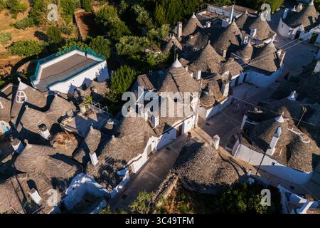Vue aérienne du site classé au patrimoine mondial de l'UNESCO Rione Monti trulli district à Alberobello, Pouilles, Italie Banque D'Images