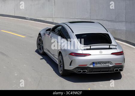 Wickrange, Luxembourg - vue sur une Mercedes-AMG GT 63 grise conduisant dans une rue vue d'en haut. Banque D'Images