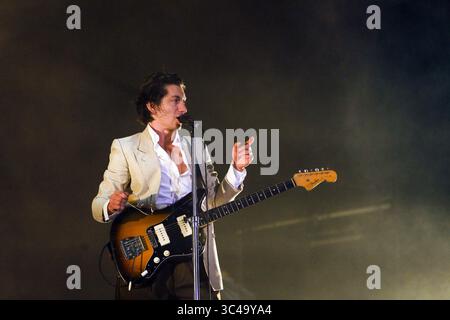 13 juillet 2018 - Oeiras, Portugal - le chanteur ALEX TURNER, chanteur principal du groupe 'Arctic Monkeys' Preforms pendant le nos Alive Festival. (Crédit image : © Pedro Nunes via ZUMA Wire) Banque D'Images