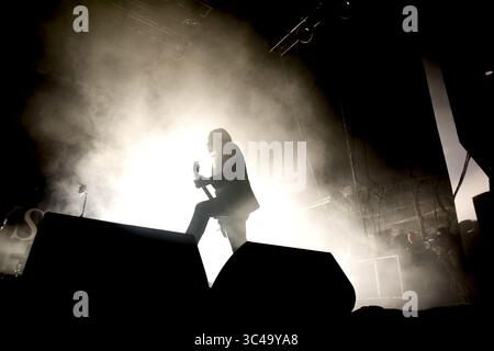 13 juillet 2018 - Oeiras, Portugal - le chanteur ALEX TURNER, chanteur principal du groupe 'Arctic Monkeys' Preforms pendant le nos Alive Festival. (Crédit image : © Pedro Nunes via ZUMA Wire) Banque D'Images