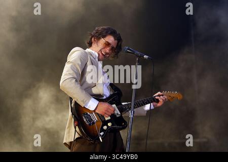 13 juillet 2018 - Oeiras, Portugal - le chanteur ALEX TURNER, chanteur principal du groupe 'Arctic Monkeys' Preforms pendant le nos Alive Festival. (Crédit image : © Pedro Nunes via ZUMA Wire) Banque D'Images