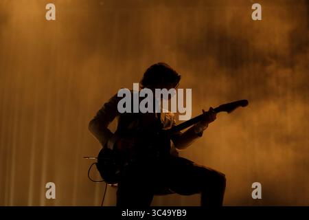 13 juillet 2018 - Oeiras, Portugal - le chanteur ALEX TURNER, chanteur principal du groupe 'Arctic Monkeys' Preforms pendant le nos Alive Festival. (Crédit image : © Pedro Nunes via ZUMA Wire) Banque D'Images