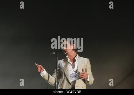 13 juillet 2018 - Oeiras, Portugal - le chanteur ALEX TURNER, chanteur principal du groupe 'Arctic Monkeys' Preforms pendant le nos Alive Festival. (Crédit image : © Pedro Nunes via ZUMA Wire) Banque D'Images