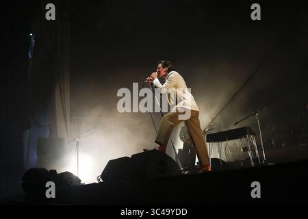 13 juillet 2018 - Oeiras, Portugal - le chanteur ALEX TURNER, chanteur principal du groupe 'Arctic Monkeys' Preforms pendant le nos Alive Festival. (Crédit image : © Pedro Nunes via ZUMA Wire) Banque D'Images