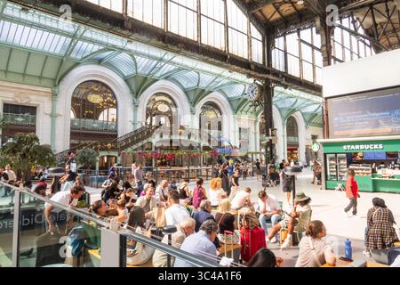 Paris, France - 16 juin 2025 : intérieur du terminal de la Gare de Lyon avec passagers assis sur la terrasse Banque D'Images