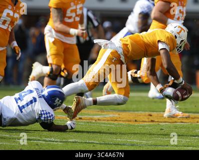 12 novembre 2016 - Knoxville, TN, États-Unis - Josh Allen (41), le linebacker du Kentucky, casse Joshua Dobbs, quarterback du Tennessee, le 12 novembre 2016, au Neyland Stadium de Knoxville, Tennis. (Image crédit : © Mark Cornelison/TNS via ZUMA Wire) Banque D'Images
