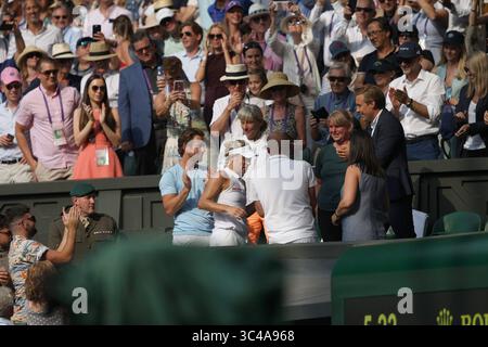 14 juillet 2018 - Londres, Angleterre - LONDRES, ANGLETERRE - 14 JUILLET : Angelique Kerber d'Allemagne embrasse Serena Williams des États-Unis après l'avoir battue dans la finale féminine au All England Lawn Tennis and Croquet Club le 14 juillet 2018 à Londres, Angleterre... personnes : Angelique Kerber (crédit image : © SMG via ZUMA Wire) Banque D'Images