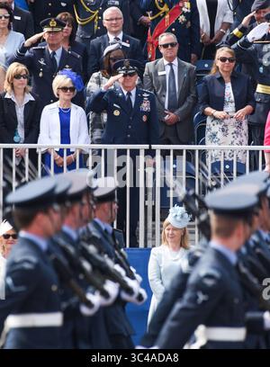 13 juillet 2018 - Fairford, Royaume-Uni - le général DAVID L. GOLDFEIN (au centre), chef d'état-major de l'USAF, salue les membres de la Royal Air Force lors du Royal International Air Tattoo 2018 à la RAF Fairford, Royaume-Uni, le 13 juillet 2018. Le RIAT de ce yearâ€™ a célébré le 100e anniversaire de la RAF et a souligné l'alliance toujours forte des États-Unis avec le Royaume-Uni. (Crédit image : © U.S. Air Force/ZUMA Wire/ZUMAPRESS.com) Banque D'Images