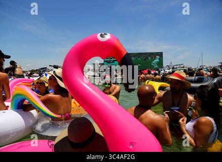 15 juillet 2018 - Miami, FL, États-Unis - des milliers de fans de football se rafraîchissent dans l'eau en assistant au 'Ballyhoo Boat Bash'' au Haulover Sandbar le dimanche 15 juillet 2018 alors que la France remportait son deuxième titre de Coupe du monde en battant la Croatie 4-2 à Moscou, en Russie. (Crédit image : © Carl juste/TNS via ZUMA Wire) Banque D'Images