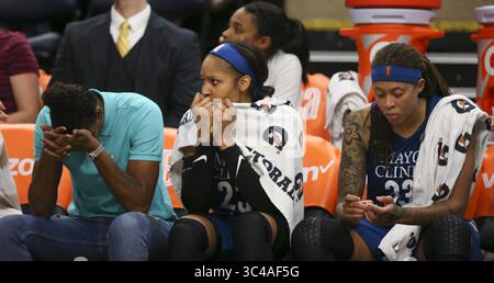 15 juillet 2018 - Minneapolis, Minnesota, États-Unis - Rebekkah Brunson, attaquante des Lynx du Minnesota blessée, à gauche, Maya Moore, et Augustus, le garde Seimone, regardent depuis le banc pendant les dernières minutes de la défaite des Lynx face au Connecticut Sun le dimanche 15 juillet 2018 au Target Center de Minneapolis, Minn. Moore et Augustus se sont combinés pour seulement 11 points pour la nuit. Les Lynx du Minnesota perdent face au Sun du Connecticut, 83-64. (Crédit image : © Jeff Wheeler/TNS via ZUMA Wire) Banque D'Images