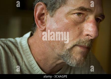 25 avril 2006 - Sacramento, Californie, États-Unis - Joel Petty, d'Orangevale, parle du procès Umer Hayat dans lequel il a servi comme juré. Le jury était suspendu, mais Petty était sûr de son sentiment sur l'événement. Il croit que le FBI a prouvé son cas sans l’ombre d’un doute et s’est senti inquiet qu’il y ait des gens qui vont et viennent des États-Unis vers des camps d’entraînement terroristes à l’étranger. (Crédit image : © Autumn Cruz/Sacramento Bee via ZUMA Wire) Banque D'Images