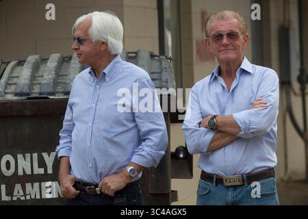 10 juillet 2018 - San Diego, CA, États-Unis - SAN DIEGO, CA.-16 juillet 2018,- gauche-droite, l'entraîneur de chevaux Bob Baffert et le PDG du Del Mar Thoroughbred Club Joe Harper à la grange Del Mar de Baffert. PHOTO/JOHN GIBBINS photographe, San Diego Union-Tribune. â©2018 (crédit image : © John Gibbins/San Diego Union-Tribune via ZUMA Wire) Banque D'Images