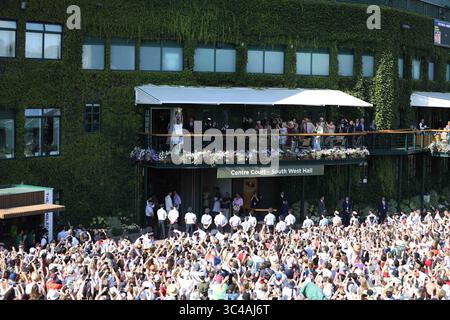 LONDRES, ANGLETERRE - 15 JUILLET : Novak Djokovic de Serbie célèbre avoir battu Kevin Anderson d'Afrique du Sud pour remporter la finale masculine en simple le treizième jour des Championnats de tennis sur gazon de Wimbledon au All England Lawn Tennis and Croquet Club le 15 juillet 2018 à Londres, Angleterre...personnes : Novak Djokovic (crédit image : © SMG via ZUMA Wire) Banque D'Images