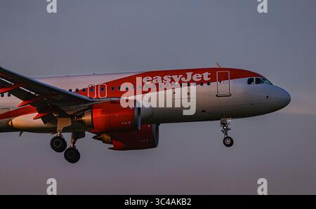 Zurich, Suisse, le 20 juin 2025 : un Airbus A320-251N (Airbus A320neo) d'EasyJet est en approche finale de la piste de l'aéroport de Zurich. Enregistrement G- Banque D'Images