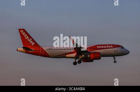 Zurich, Suisse, le 20 juin 2025 : un Airbus A320-251N (Airbus A320neo) d'EasyJet est en approche finale de la piste de l'aéroport de Zurich. Enregistrement G- Banque D'Images