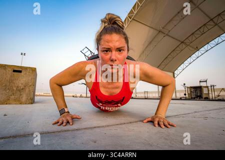 12 juillet 2018 - Al Dhafra, Emirats Arabes Unis - le Sgt. Maître Kimberly Kaminski, 380e escadron des forces de sécurité expéditionnaires, termine un push-up avec une plaque de 25 lb sur son dos pendant son entraînement à la base aérienne Al Dhafra, Emirats Arabes Unis le 12 juillet 2018. Kaminski varie les routines d'entraînement avec cardio et haltérophilie. (Crédit image : © US Air Force/DOD via ZUMA Wire/ZUMAPRESS.com) Banque D'Images