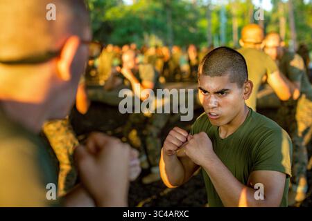 11 juillet 2018 - MCRD Parris Island, Caroline du Sud, États-Unis - les recrues du corps des Marines des États-Unis, avec Charlie Company, 1er Bataillon, Recruit Training Regiment, écoutent des périodes d'instruction sur le programme d'arts martiaux du corps des Marines (MCMAP) à Leatherneck Square sur le dépôt de recrutement du corps des Marines Parris Island, 11 juillet 2018. Le programme d'arts martiaux du corps des Marines aide à créer l'ethos du guerrier en utilisant des techniques armées et non armées de divers styles d'arts martiaux (crédit image : © US Marine corps/DOD via ZUMA Wire/ZUMAPRESS.com) Banque D'Images