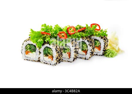 Rouleaux de sushi uramaki végétariens frais recouverts de laitue, de poivron rouge et de graines de sésame, servis avec wasabi et gingembre sur fond blanc Banque D'Images