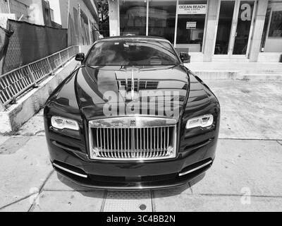 Miami Beach, Floride États-Unis - 8 juin 2024 : 2014 Rolls-Royce Wraith voiture de luxe noire à Ocean Drive miami Beach. Rolls Royce est une voiture de luxe britannique Banque D'Images