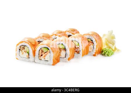 Rouleaux de sushi philadelphia uramaki fraîchement préparés, avec saumon, fromage à la crème, avocat, concombre, et un filet de sauce, servi avec wasabi et p Banque D'Images