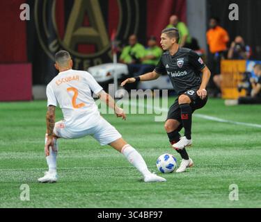 21 juillet 2018 : le milieu de terrain de DC United, Joseph Mora (29 ans), travaille pour garder le ballon sous contrôle alors que le défenseur d'Atlanta, Franco Escobar (2 ans) se dresse sur le chemin, lors du match de la MLS au Mercedes-Benz Stadium d'Atlanta, Géorgie. Atlanta a battu DC United, 3 -1. Kevin Langley/CSM(image de crédit : &copy ; Kevin Langley/CSM via ZUMA Wire) Banque D'Images