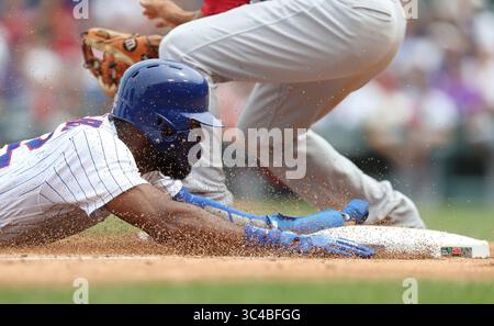 21 juillet 2018 - Chicago, il, USA - Jason Heyward (22), le joueur de droite des Chicago Cubs, glisse en troisième position de la septième manche contre les Louis Cardinals dans le premier match d'une double tête au Wrigley Field samedi 21 juillet 2018, à Chicago. Les Cubs ont gagné 7-2. (Crédit image : © John J. Kim/TNS via ZUMA Wire) Banque D'Images