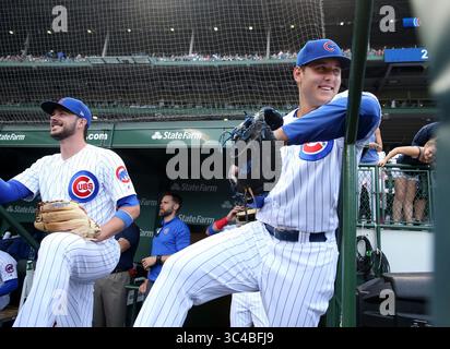 21 juillet 2018 - Chicago, il, USA - Kris Bryant (17), troisième joueur de base des Chicago Cubs, à gauche, et Anthony Rizzo (44), premier joueur de base, attendent de prendre le terrain contre les Louis Cardinals dans le deuxième match d'une double tête au Wrigley Field samedi 21 juillet 2018, à Chicago. (Crédit image : © John J. Kim/TNS via ZUMA Wire) Banque D'Images