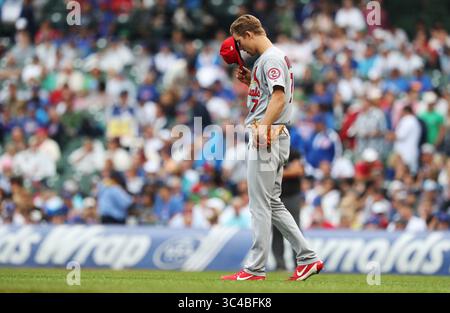 21 juillet 2018 - Chicago, il, USA - le lanceur Louis Cardinals débutant Luke Weaver (7) prend un moment avant de lancer la première manche contre les Cubs de Chicago dans le premier match d'une double tête au Wrigley Field samedi 21 juillet 2018, à Chicago. Les Cubs ont gagné 7-2. (Crédit image : © John J. Kim/TNS via ZUMA Wire) Banque D'Images