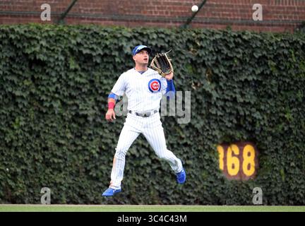 26 juillet 2018 - Chicago, il, États-Unis - Albert Almora Jr., joueur du centre des Chicago Cubs, fait une prise en neuvième manche contre les Diamondbacks de l'Arizona le jeudi 26 juillet 2018, au Wrigley Field à Chicago. Les Cubs ont gagné, 7-6. (Crédit image : © Brian Cassella/TNS via ZUMA Wire) Banque D'Images