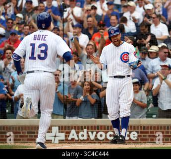 26 juillet 2018 - Chicago, il, États-Unis - Ben Zobrist des Chicago Cubs attend son coéquipier David Bote (13 ans) après le double-run de Bote en neuvième manche contre les Diamondbacks de l'Arizona le jeudi 26 juillet 2018, au Wrigley Field de Chicago. Les Cubs ont gagné, 7-6. (Crédit image : © Brian Cassella/TNS via ZUMA Wire) Banque D'Images