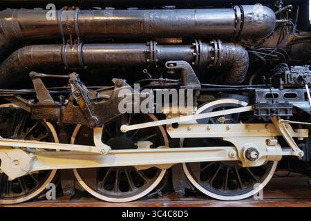 Gros plan sur les roues et les pistons d'une ancienne locomotive à vapeur, au musée Henry Ford, Detroit, Michigan Banque D'Images