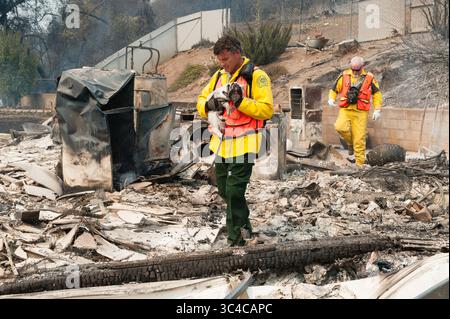 27 juillet 2018 - Redding, Californie, États-Unis - ED BOONTJER, avec le Shasta County Search and Rescue Carrie Fluffy, à travers les restes d'une maison incendiée dans le quartier de Lake Redding Estates à Redding. Le chat a survécu aux flammes et a été réuni avec ses propriétaires, qui ont également perdu leur maison dans l'incendie. L'incendie a coûté la vie à deux personnes et est maintenant estimé à 44 450 acres et seulement 3% contenu. (Crédit image : © Mark McKenna via ZUMA Wire) Banque D'Images
