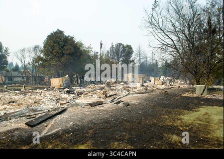 27 juillet 2018 - Redding, Californie, États-Unis - Une rangée de maisons dans le quartier de Lake Redding Estates détruite par l'incendie de Carr vendredi matin. L'incendie a coûté la vie à deux personnes et est maintenant estimé à 44 450 acres et seulement 3% contenu. (Crédit image : © Mark McKenna via ZUMA Wire) Banque D'Images