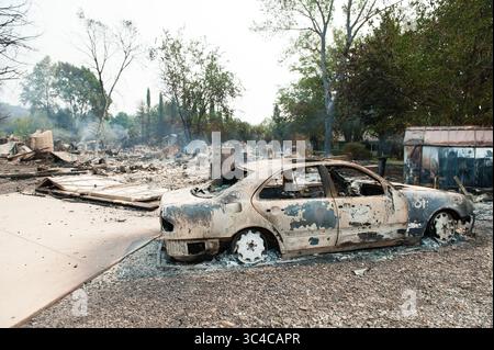 27 juillet 2018 - Redding, Californie, États-Unis - Une voiture incendiée se trouve devant une maison dans le quartier de Lake Redding Estates détruit par l'incendie de Carr vendredi matin. L'incendie a coûté la vie à deux personnes et est maintenant estimé à 44 450 acres et seulement 3% contenu. (Crédit image : © Mark McKenna via ZUMA Wire) Banque D'Images
