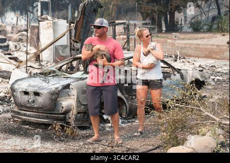 27 juillet 2018 - Redding, Californie, États-Unis - les travailleurs de la recherche et du sauvetage du comté de Shasta ont réuni Fluffy, la chatte blanche, avec ses propriétaires, Keela et WADE BRILZ, et ont également localisé Blackie, qui était également porté disparu. Le couple a perdu sa maison dans le quartier de Lake Redding Estates à Redding lorsque l'incendie de Carr a balayé leur quartier. L'incendie a coûté la vie à deux personnes et est maintenant estimé à 44 450 acres et seulement 3% contenu. (Crédit image : © Mark McKenna via ZUMA Wire) Banque D'Images