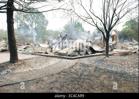 27 juillet 2018 - Redding, Californie, États-Unis - les restes d'une maison dans le quartier de Lake Redding Estates détruite par l'incendie de Carr continuent de fondre vendredi matin. L'incendie a coûté la vie à deux personnes et est maintenant estimé à 44 450 acres et seulement 3% contenu. (Crédit image : © Mark McKenna via ZUMA Wire) Banque D'Images